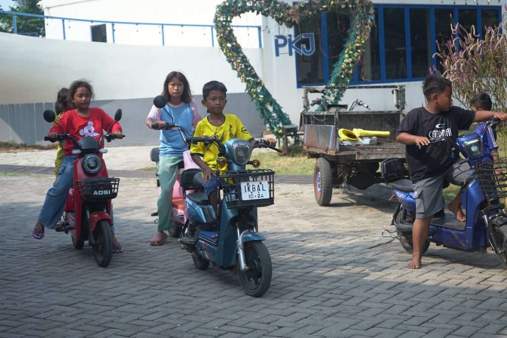 Petualangan anak anak dengan sepeda listrik di pemancingan kohod jaya