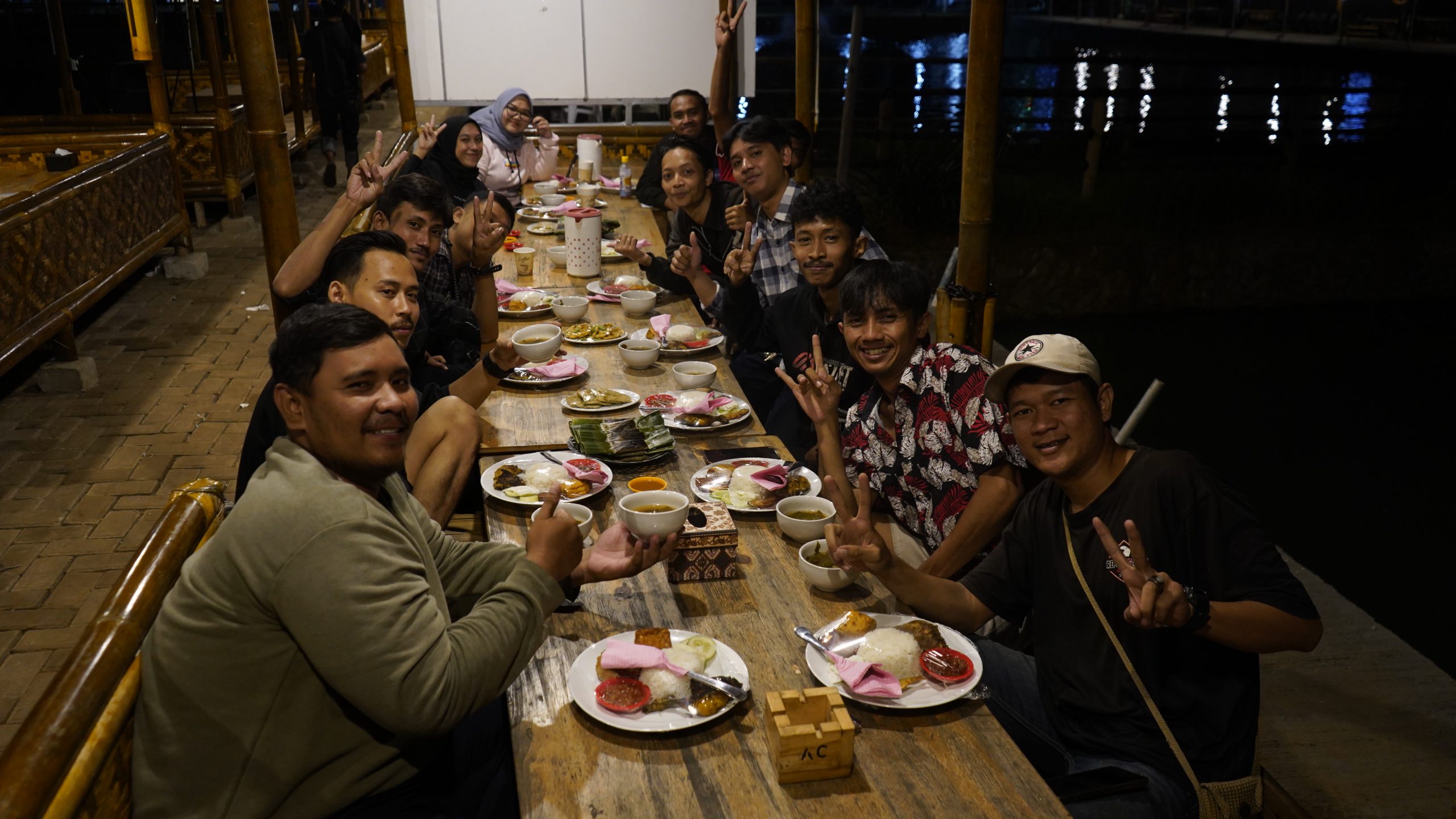 5 Cara Team J&T Maphar Menikmati Gathering di Saung Pemancingan Kohod Jaya