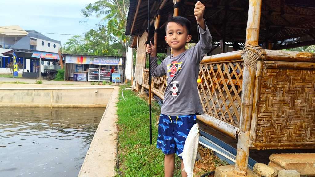 Memancing ikan bandeng dan udang di PKJ