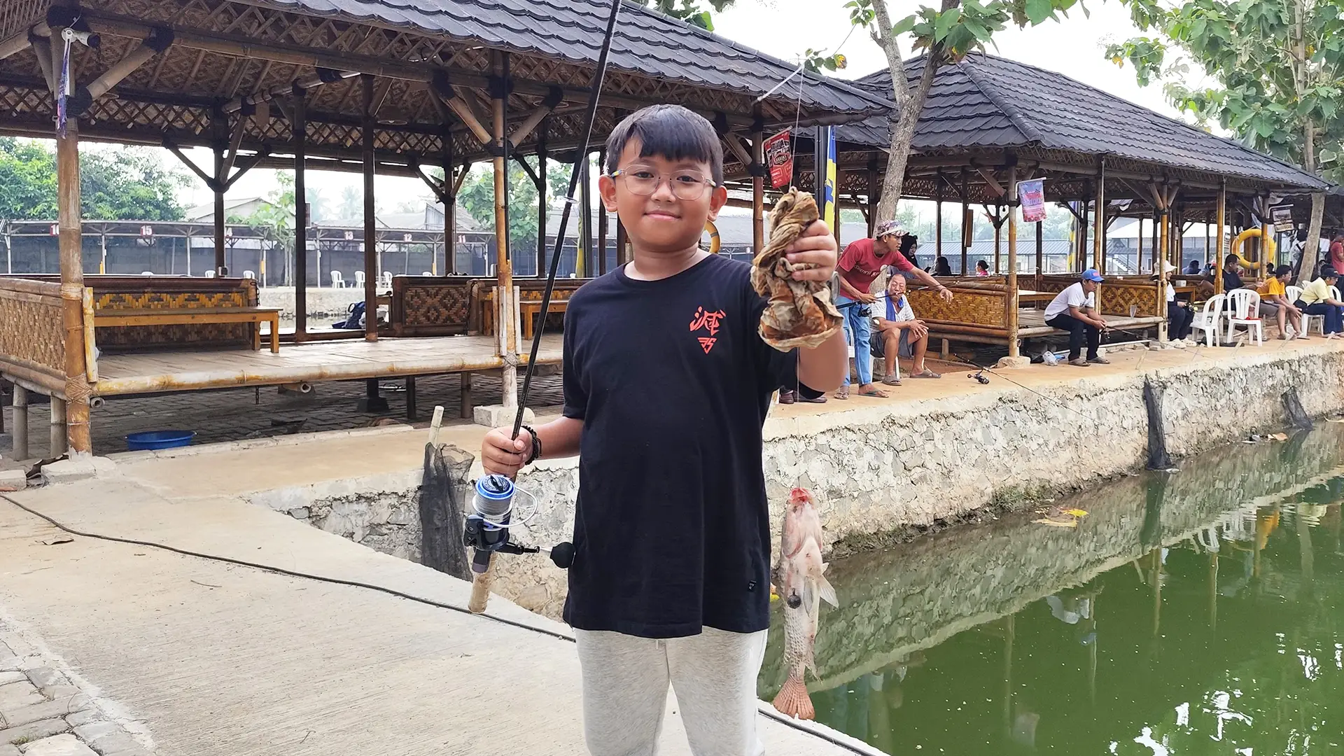 Anak Kecil Gembira Mendapatkan Ikan di Pemancingan Nila Terbaik Tangerang !