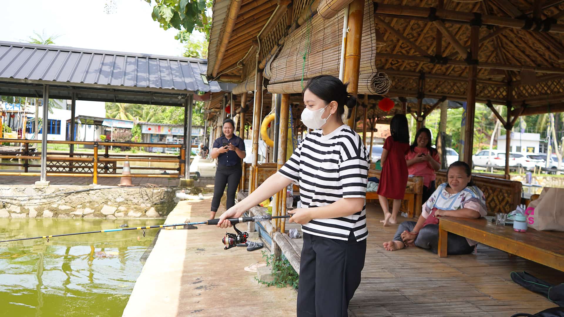 Keseruan Angler Wanita Berburu Ikan di Pemancingan Ikan Mas Terdekat!