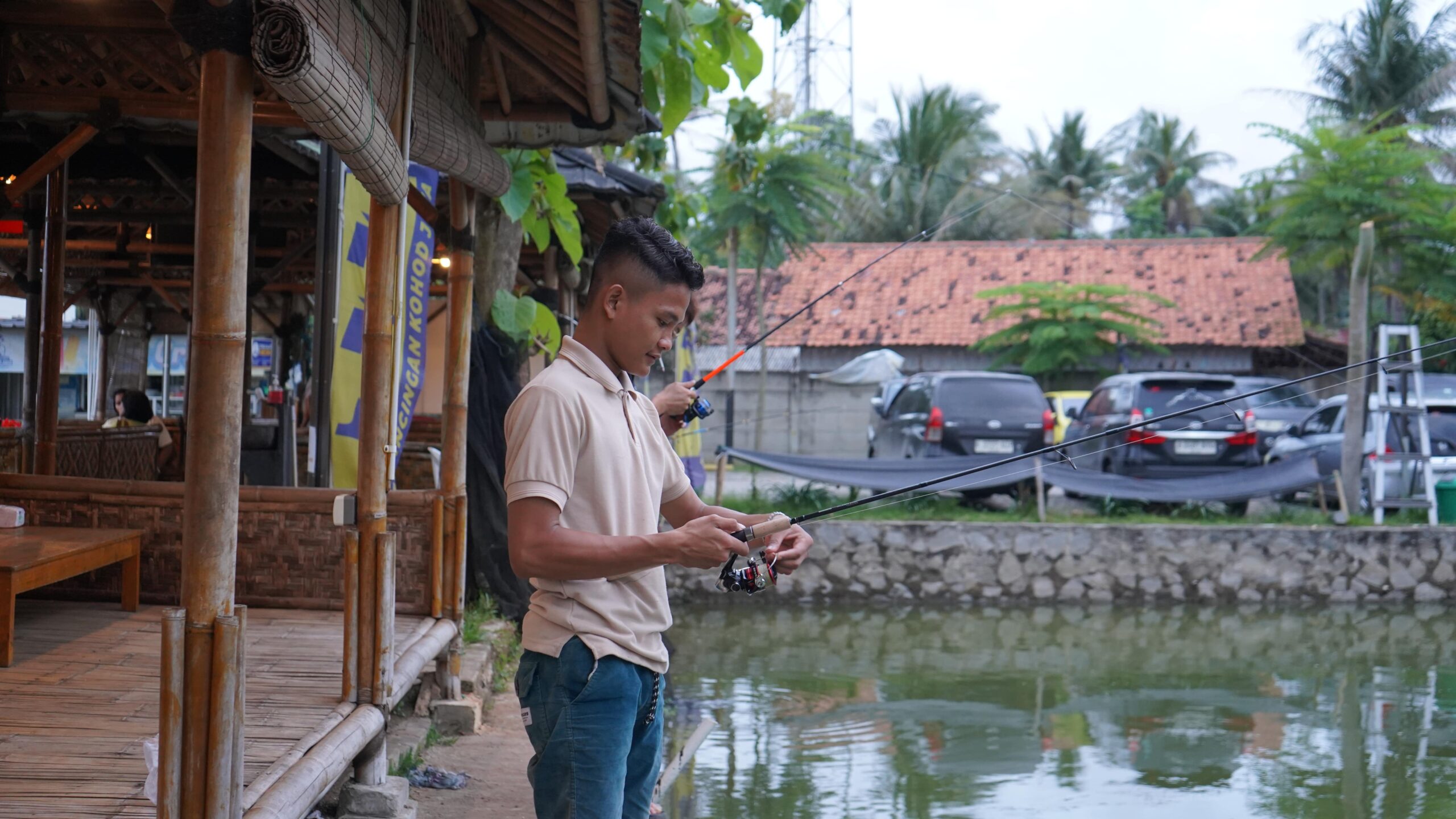 5 Tips Memancing Saat Musim Hujan, Tetap Aman dan Nyaman!