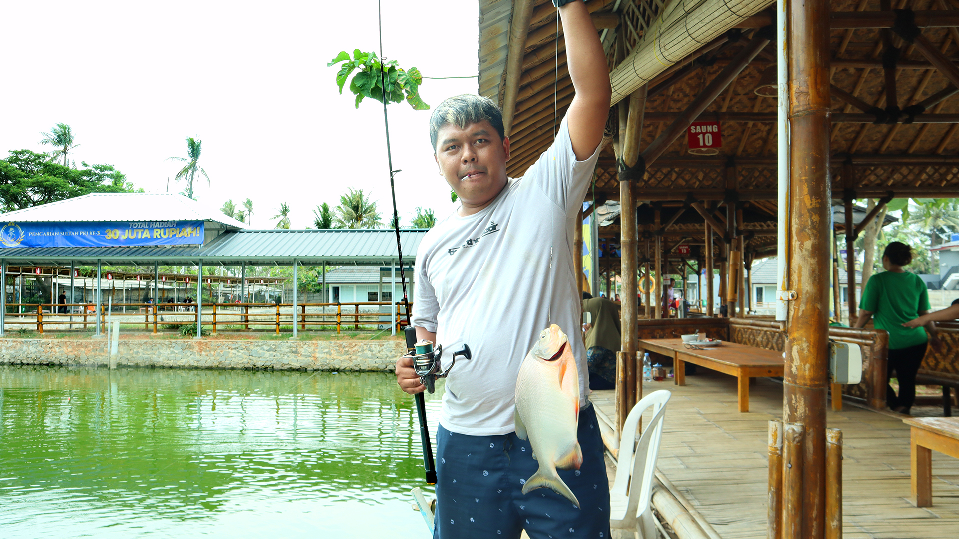 Mancing di Saung Ternyaman Wisata Pemancingan Bawal Terbaik!