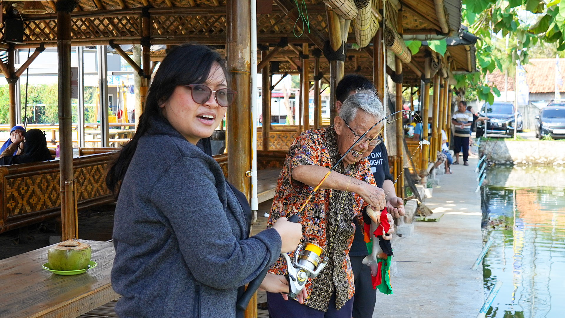 Mancing Bersama Kakek di Wisata Pemancingan Bawal