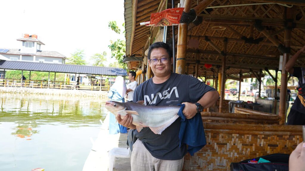 Mancing Patin di Kolam Campur