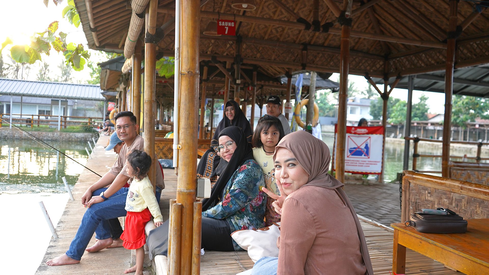 Liburan Keluarga Seru di Saung Wisata Pemancingan Kohod Jaya