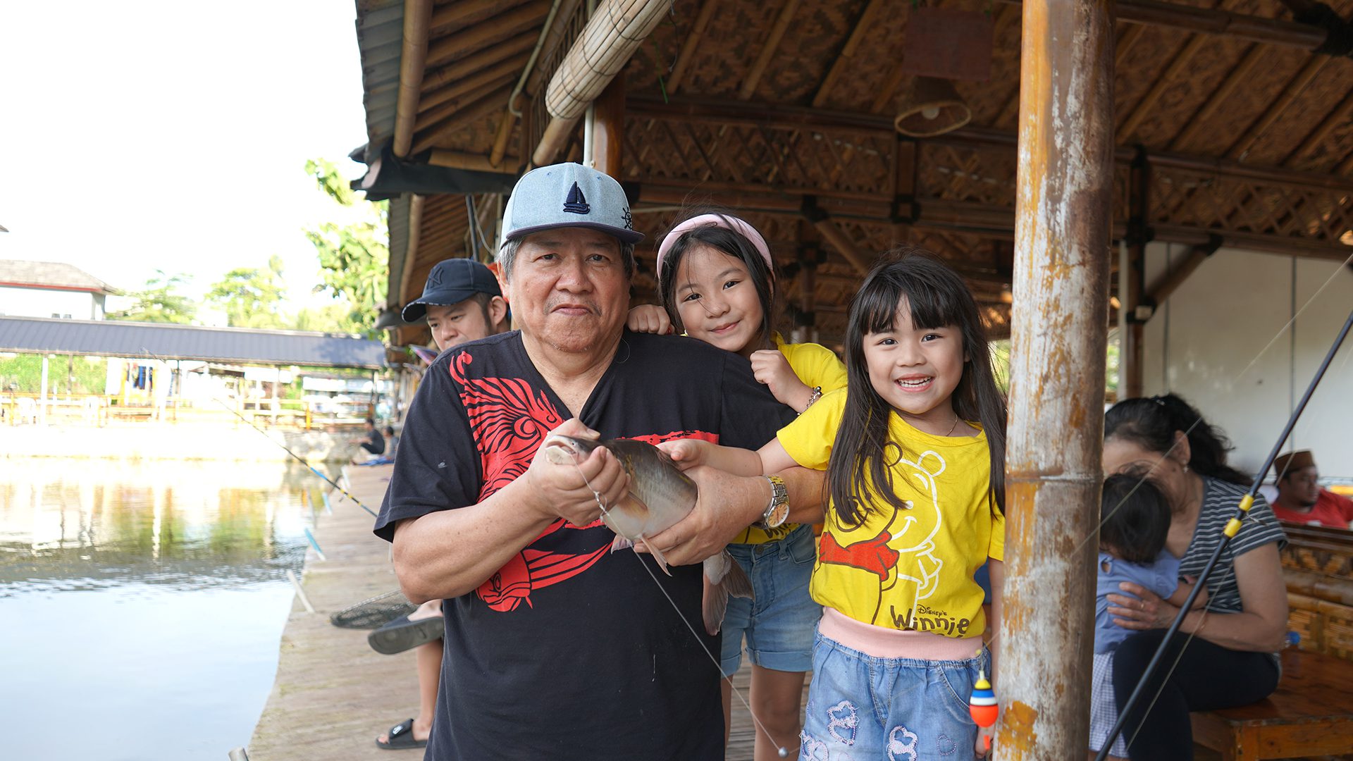 Kebahagiaan Kakek dan Cucu: Serunya Mancing Ikan Patin di Kolam Pancing Terdekat!