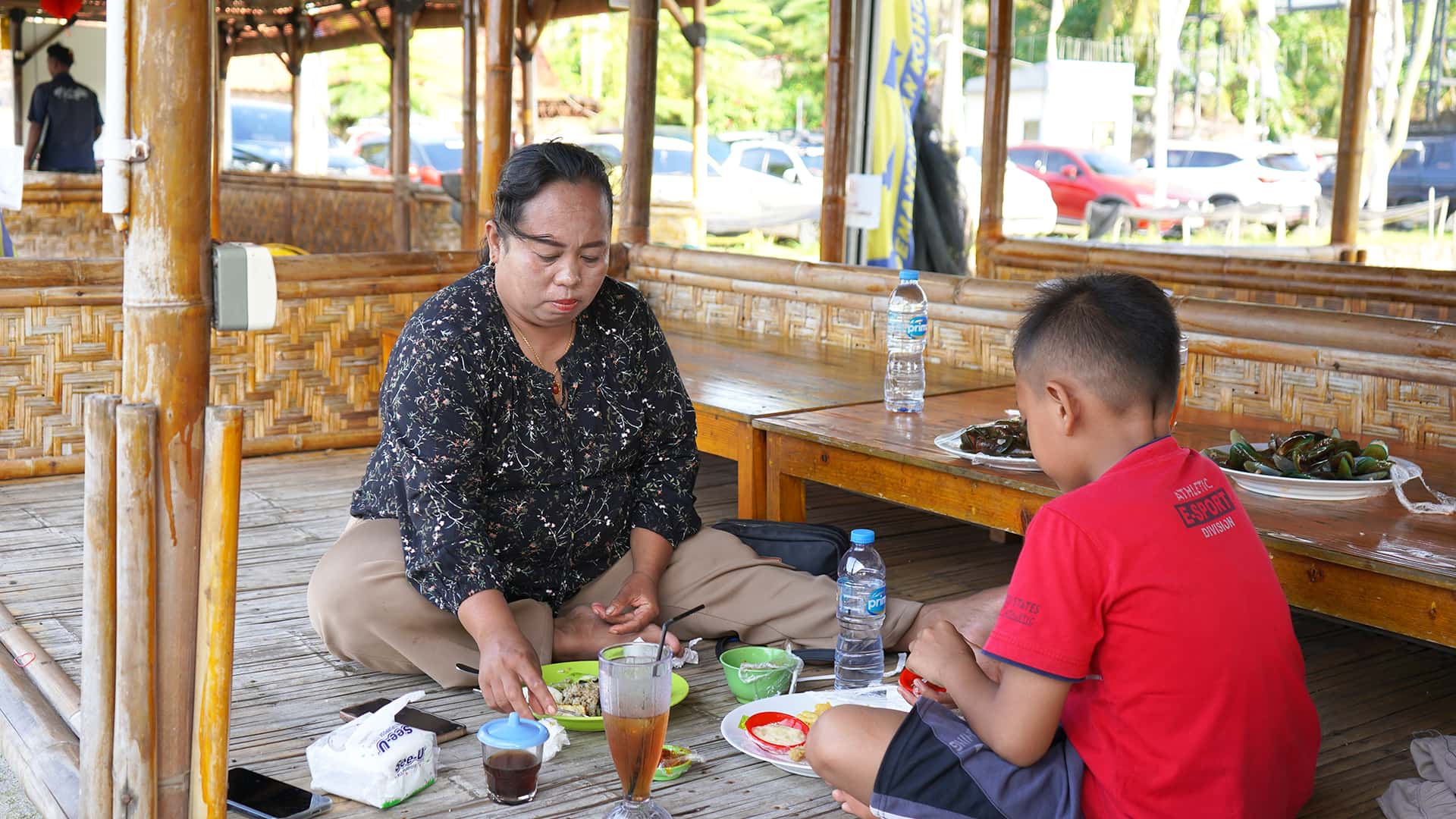 Liburan Keluarga Nikmati Makan Bersama di Pemancingan Tangerang