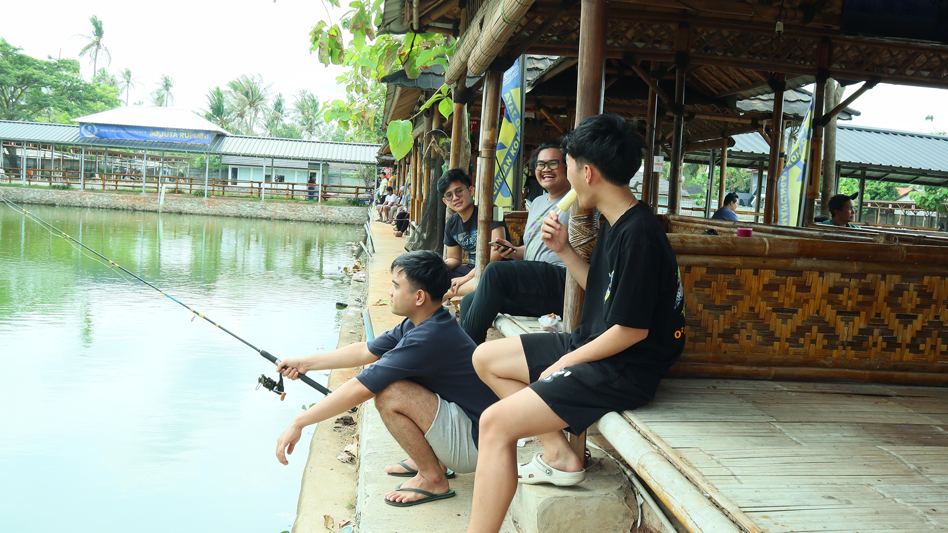 Cerita Seru di Saung Wisata Pemancingan Sepatan!